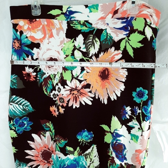 H&M Stretchy Floral Skirt L excellent condition! - Picture 3 of 6